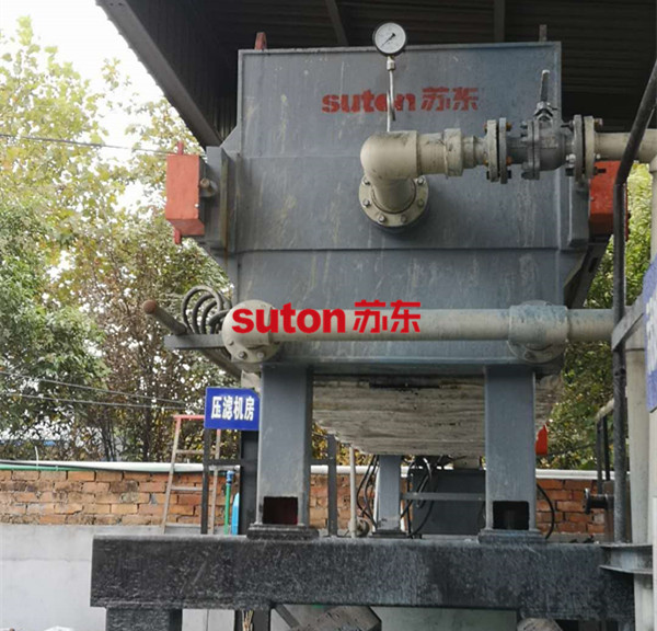 Sudong Diaphragm Press Filtre Press peut traiter l'impression et la teinture des eaux usées à moins de 60% de teneur en eau sans poudre de chaux